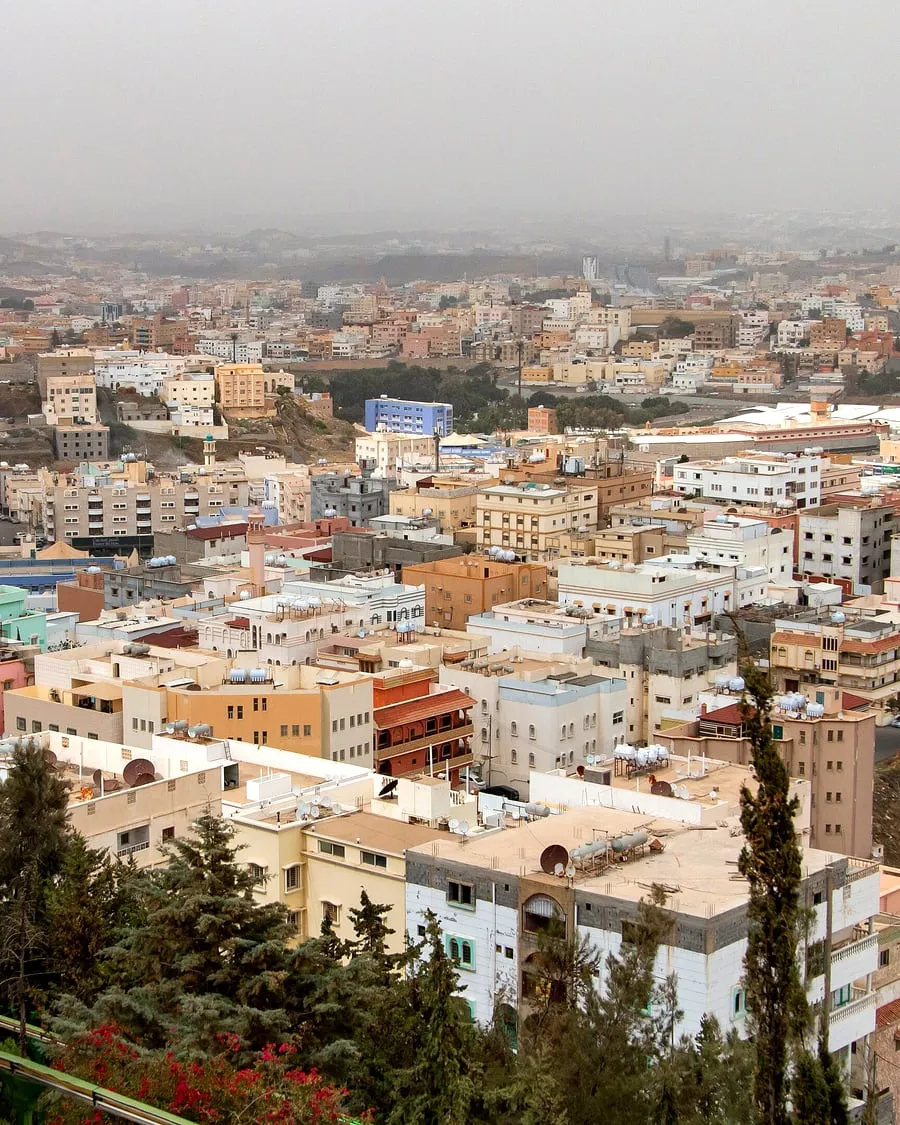 واجهة حجرية لمبنى سكني بين الأشجار