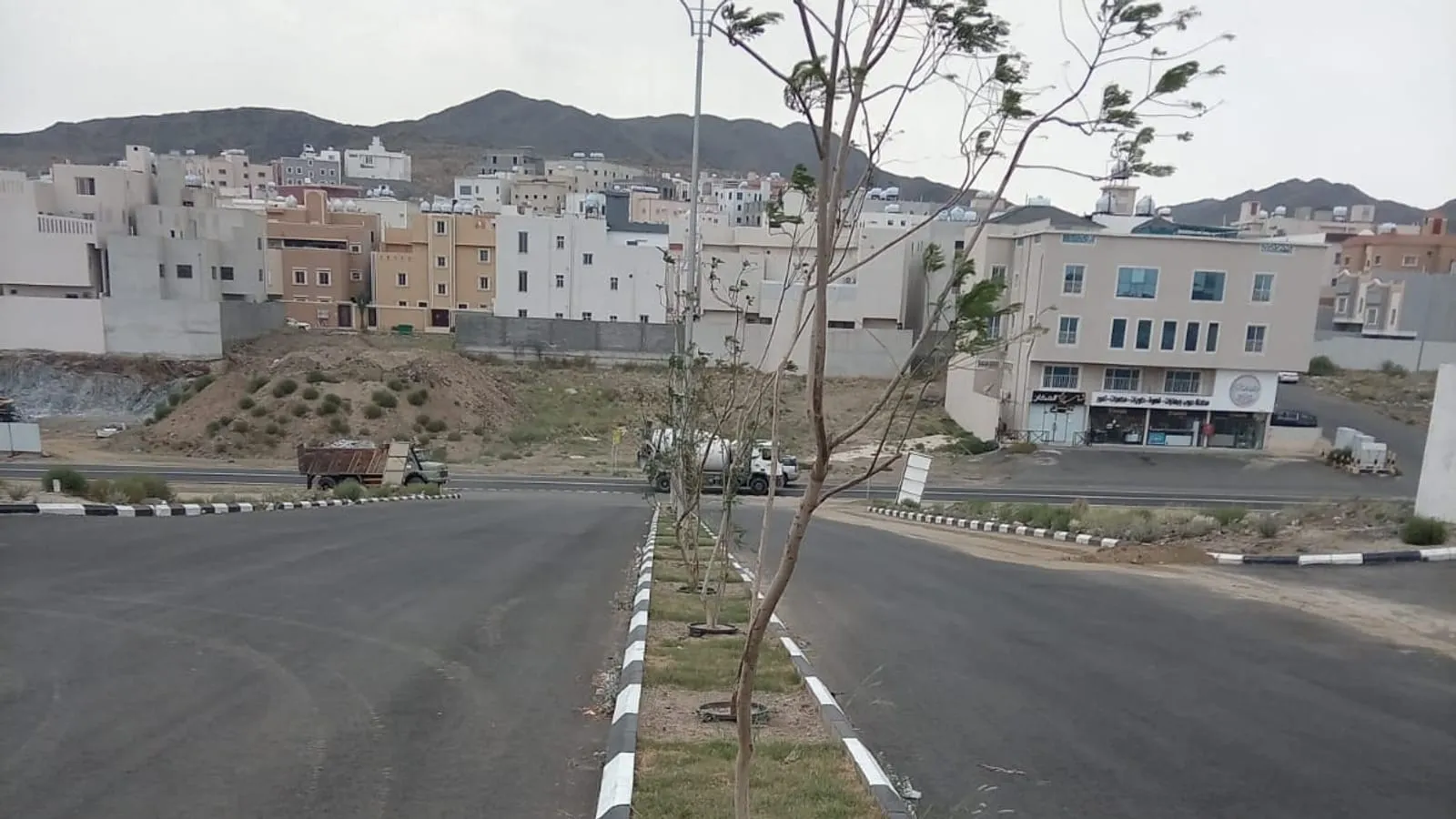 قطع أراضٍ في مخطط سحاب الجنوب الأول تحدها طرق مرصوفة